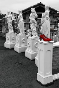 Rote Schuhe, Statue, Sockel,